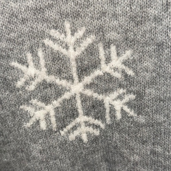 CUPCAKES AND CASHMERE Super Soft Dove Grey Snowflake Knit Sweater NWT Size XS - Picture 6 of 7